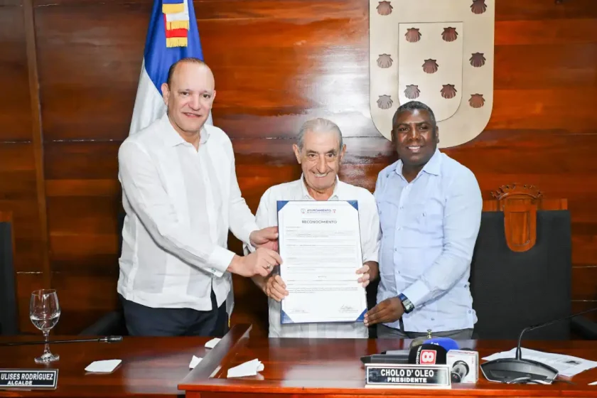 Concejo de Regidores de Santiago declara a Pepe Hidalgo Hijo Adoptivo por su aporte al turismo y la aviación (1)