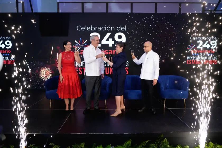 Estados Unidos celebra su independencia en Santo Domingo con un homenaje a Hollywood y la hermandad bilateral