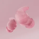 Auriculares Sony LinkBuds Fit en color rosa marmoleado, colocados junto a su estuche de carga que también presenta el patrón de mármol, sobre una superficie clara.