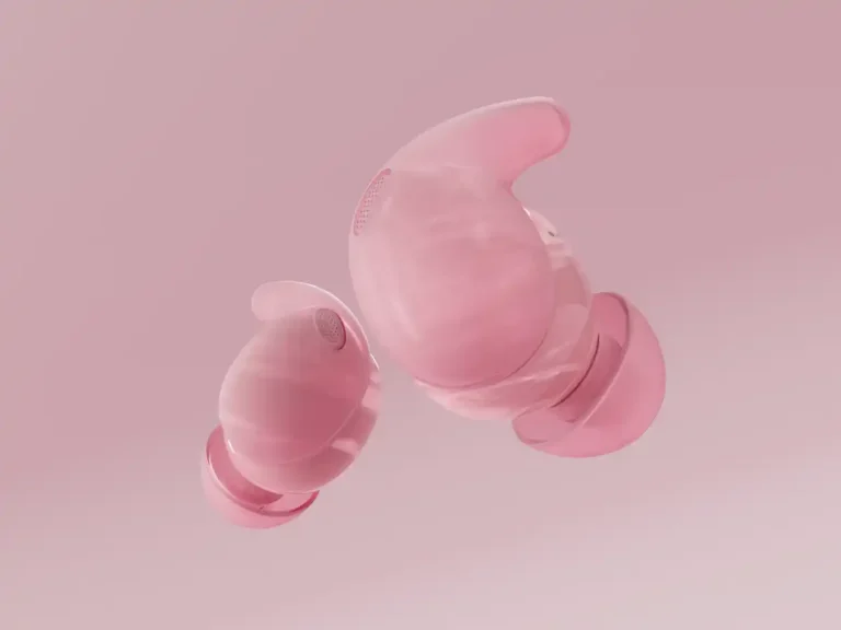 LinkBuds Fit de Sony: Un toque de estilo y sostenibilidad en rosa marmoleado Auriculares Sony LinkBuds Fit en color rosa marmoleado, colocados junto a su estuche de carga que también presenta el patrón de mármol, sobre una superficie clara.