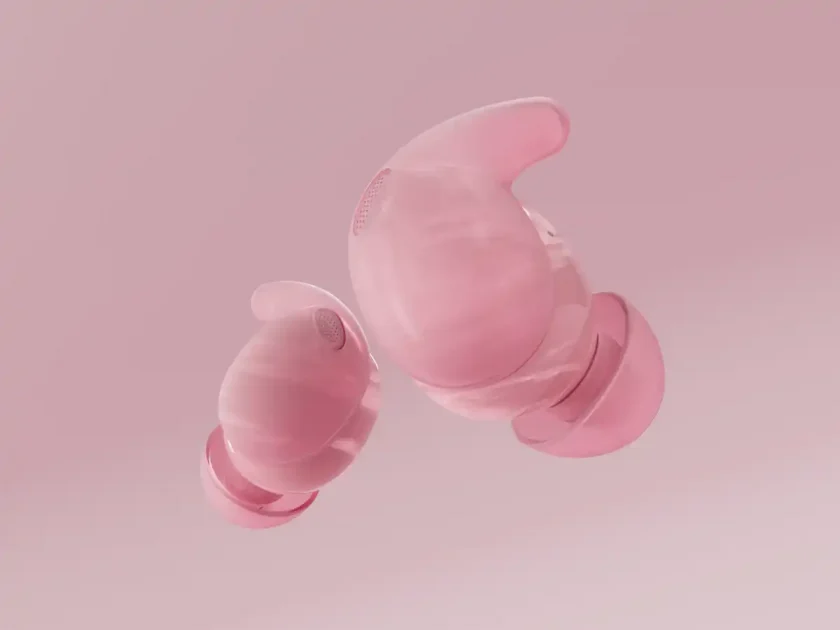 LinkBuds Fit de Sony: Un toque de estilo y sostenibilidad en rosa marmoleado Auriculares Sony LinkBuds Fit en color rosa marmoleado, colocados junto a su estuche de carga que también presenta el patrón de mármol, sobre una superficie clara.