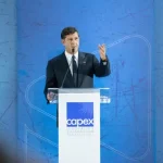 Manuel Estrella, fundador del Grupo Estrella, disertando en el Almuerzo Empresarial CAPEX en Santiago, destacando los aciertos y retos de la región Norte de República Dominicana.