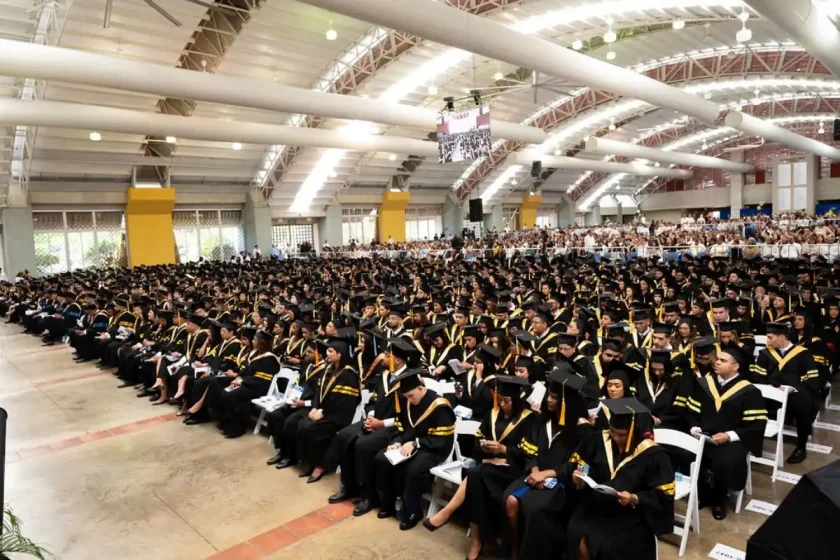 PUCMM alcanza 95% de empleabilidad entre egresados tras graduar 1,111 profesionales