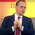 Pedro Baños durante la presentación de su libro “Geohispanidad” en República Dominicana, hablando sobre la unidad del mundo hispano y los desafíos geopolíticos globales.