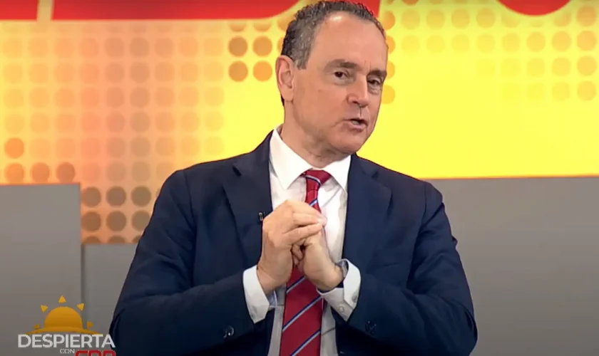 Pedro Baños durante la presentación de su libro “Geohispanidad” en República Dominicana, hablando sobre la unidad del mundo hispano y los desafíos geopolíticos globales.