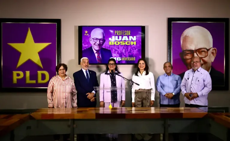 Miembros del PLD junto a Cristina Lizardo y Radhamés Camacho anunciando actividades por el 116 aniversario del natalicio de Juan Bosch.