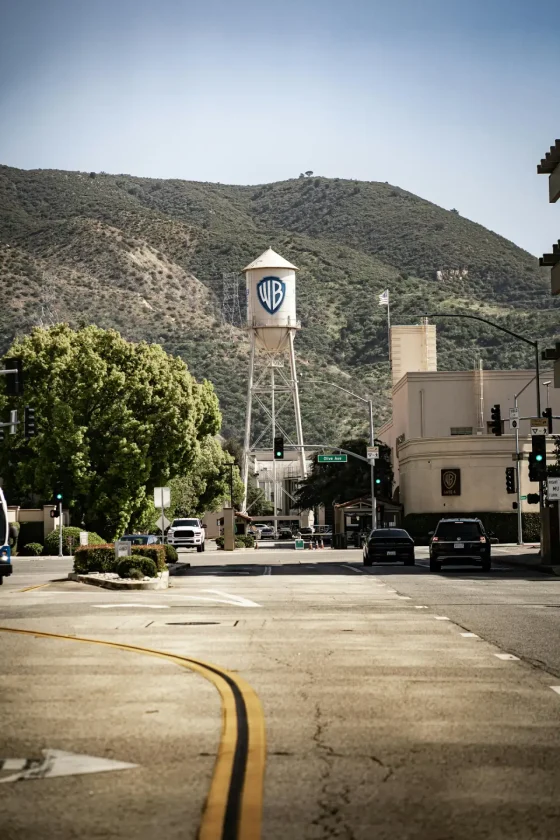 Warner Bros anuncia división en dos empresas: Streaming y TV por cable Warner Bros anuncia división en dos empresas