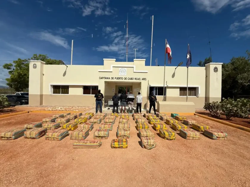 Incautan más de 1.5 toneladas de presunta cocaína en costas de Pedernales: arrestan a cuatro implicados