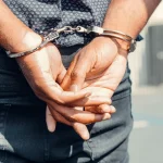 Arrestan a hombre por lanzar perro desde un piso 11