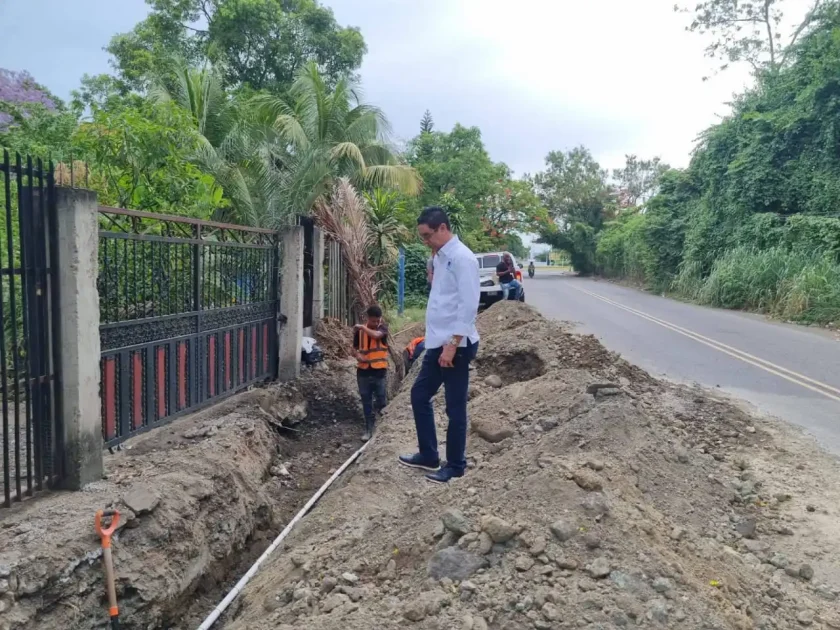 CORAAVEGA aclara incidente con fibra óptica de Claro durante reparación de tubería en La Vega CORAAVEGA aclara incidente con fibra óptica de Claro durante reparación de tubería en La Vega