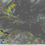 Nubes oscuras y lluvia en ciudad dominicana por paso de onda tropical