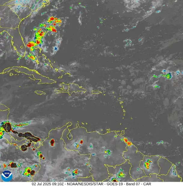 Nubes oscuras y lluvia en ciudad dominicana por paso de onda tropical