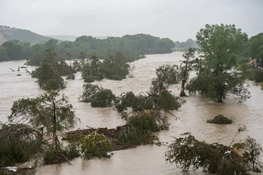 Ascienden a 49 los muertos por inundaciones en Texas, EE. UU.