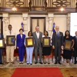 Abinader premia a maestros de excelencia 2025