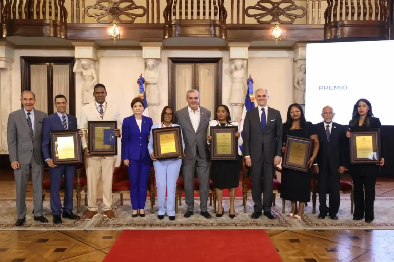 Abinader premia a maestros de excelencia 2025 Abinader premia a maestros de excelencia 2025