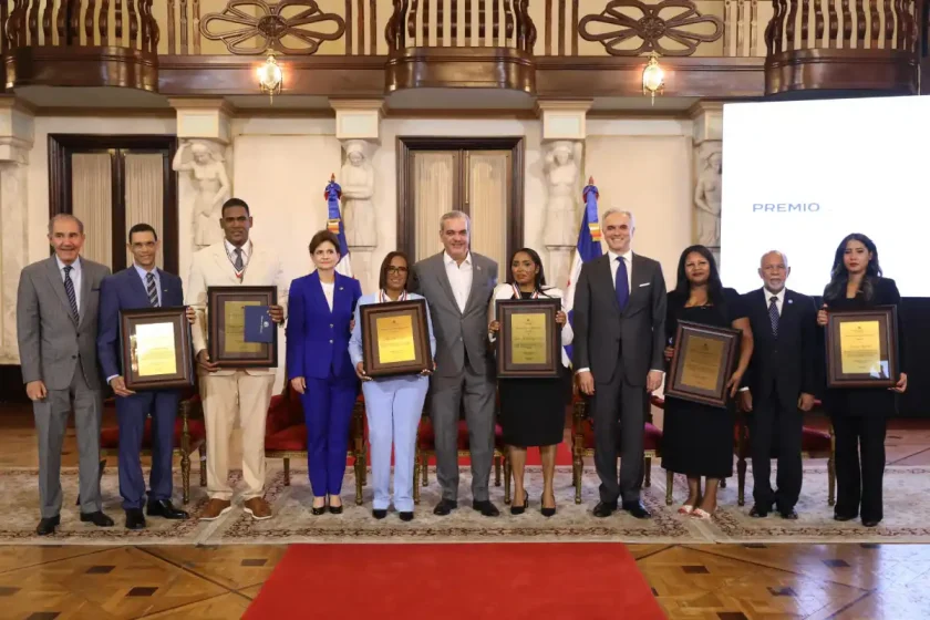Abinader premia a maestros de excelencia 2025