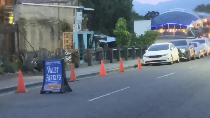 Negocios invaden espacios públicos en Santiago: Intrant anuncia medidas