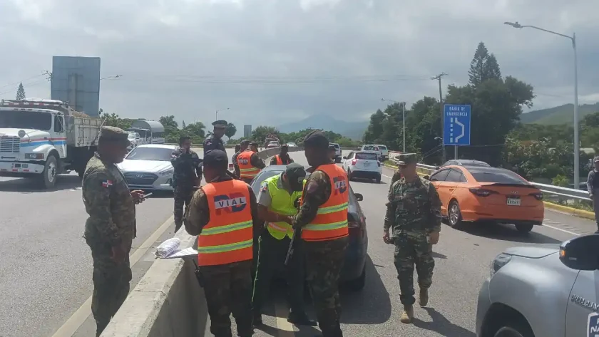 Vehículo baleado donde se trasladaba el sargento Eddy Santana Almonte en la Circunvalación Norte, Santiago.