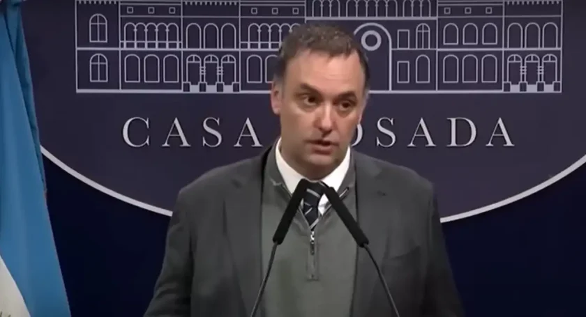 Milei disuelve por decreto en Argentina organismos encargados de seguridad vial y obras en carreteras