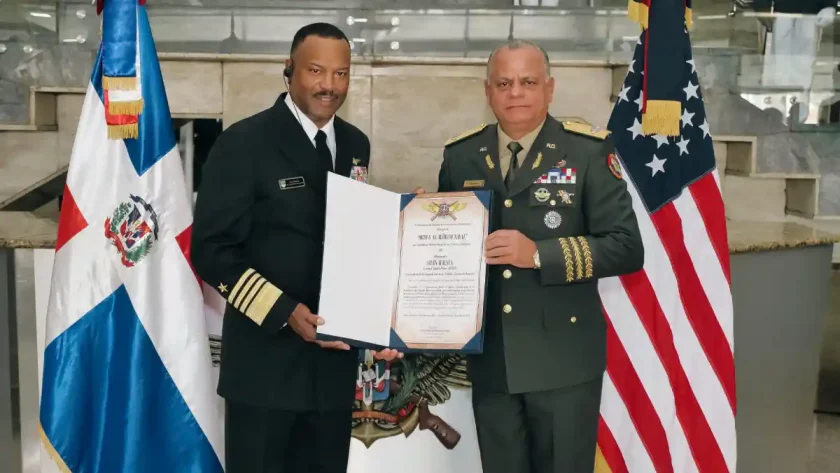 Almirante de EE.UU. Alvin Holsey visita República Dominicana y recibe condecoración Almirante Alvin Holsey