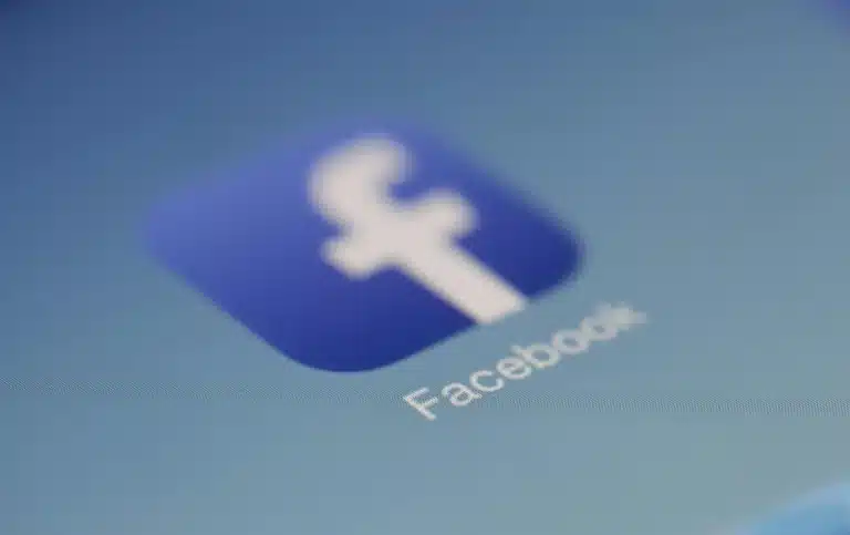 Brasil exige a Meta eliminar chatbots con lenguaje infantil y contenido sexual en sus plataforma