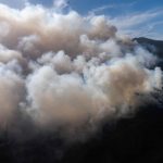 Medio Ambiente refuerza combate a incendio en Parque Armando Bermúdez