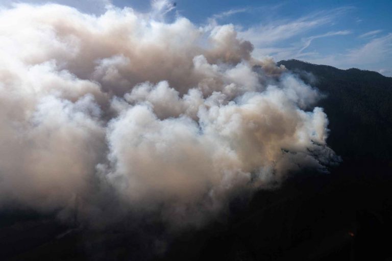 Medio Ambiente refuerza combate a incendio en Parque Armando Bermúdez