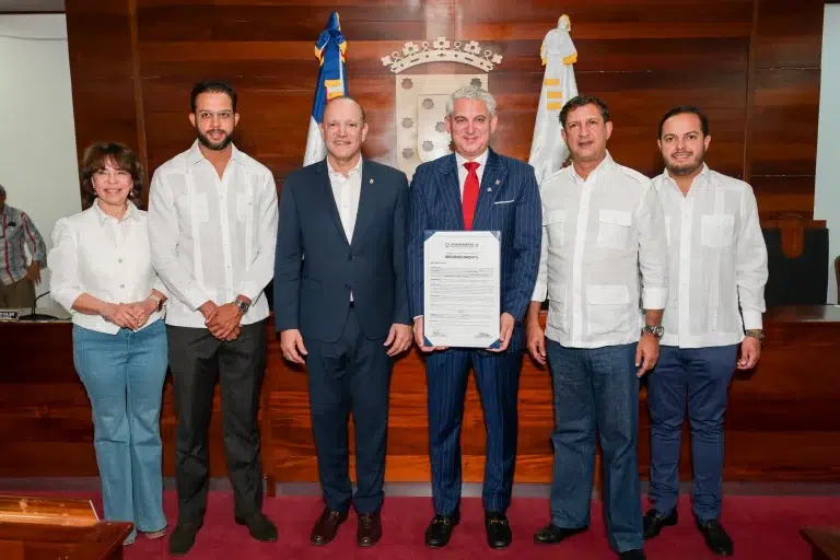 Concejo de regidores de Santiago declara “Hijo Adoptivo” al Dr. David B. Samadi por impulsar cirugía robótica y turismo de salud