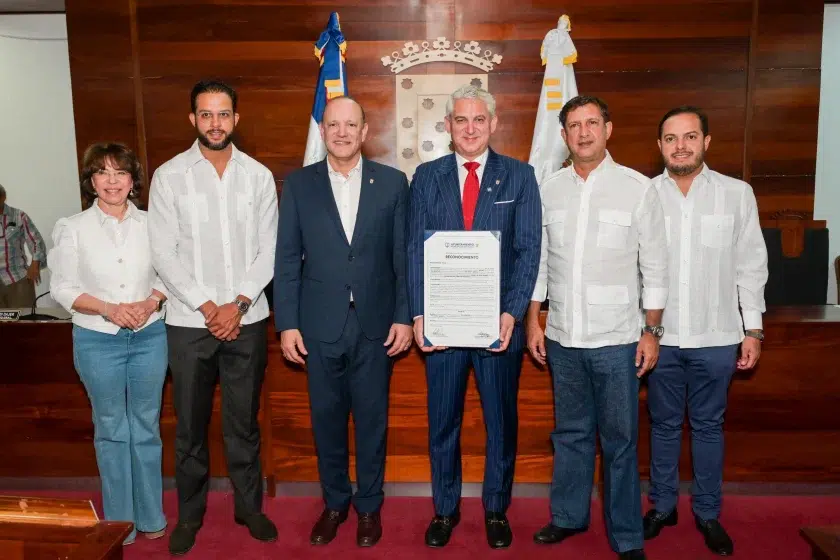 Concejo de regidores de Santiago declara “Hijo Adoptivo” al Dr. David B. Samadi por impulsar cirugía robótica y turismo de salud