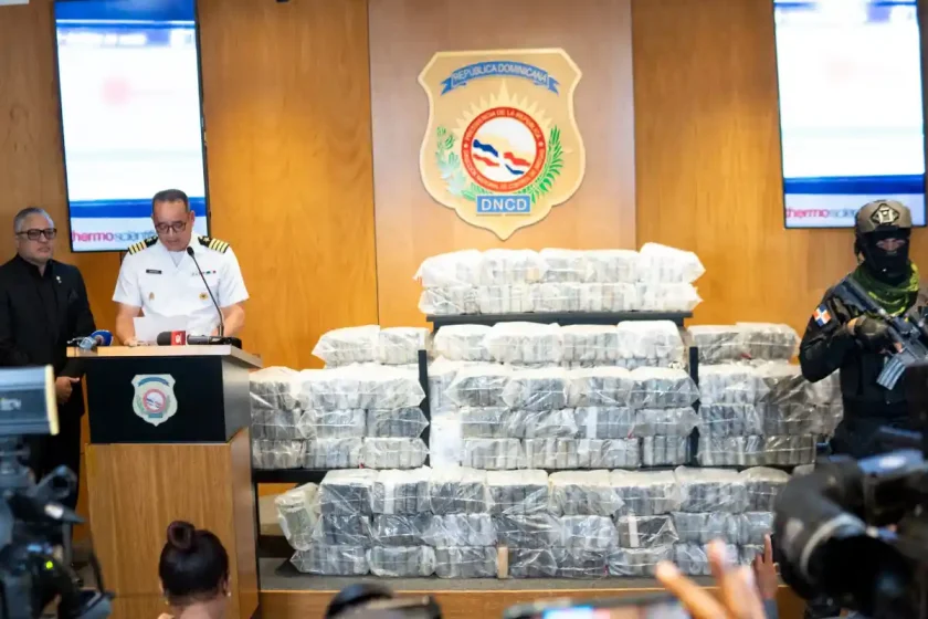 Baní: DNCD incauta 448 paquetes de cocaína en altamar Baní: DNCD incauta 448 paquetes de cocaína en altamar