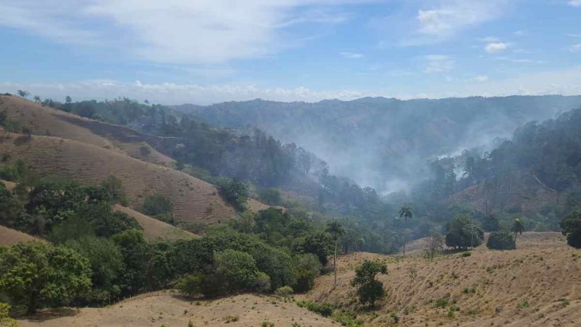 Medio Ambiente controla incendio forestal en Las Cejitas, Jánico, y refuerza labores de liquidación