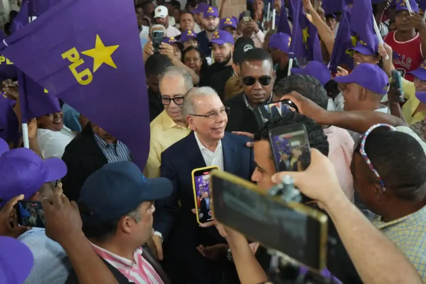 Danilo Medina critica al PRM por abandono de medicamentos