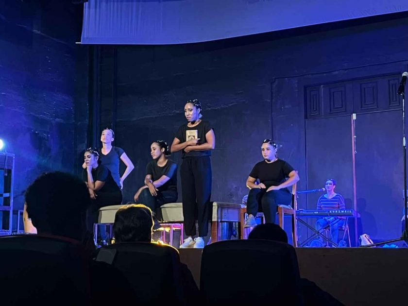 "Ofelia": Teatro cubano reinterpreta a Hamlet en Santiago para denunciar la violencia de género