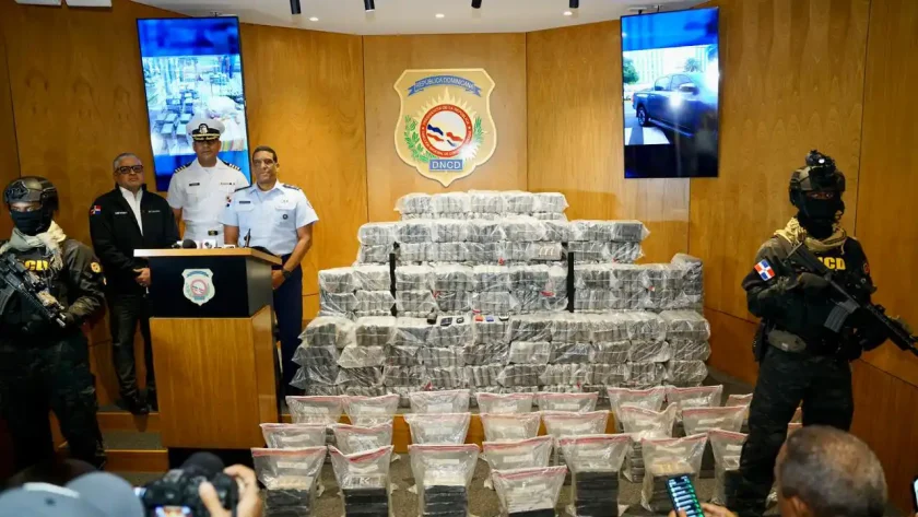 DNCD y Fuerzas Armadas incautan lancha con 650 paquetes de cocaína durante operativo en Baní DNCD y Fuerzas Armadas incautan lancha con 650 paquetes de cocaína durante operativo en Baní
