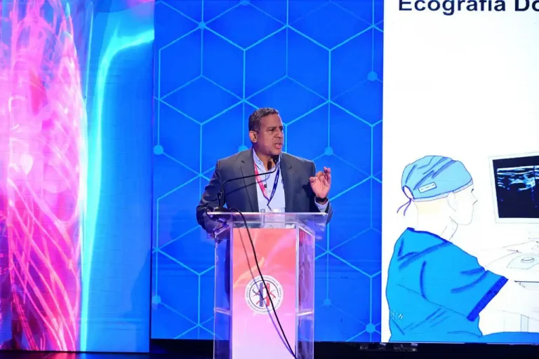 Dr. Luis Faringthon Reyes presenta su Guía de Revisión Rápida para Médicos en Santo Domingo”.