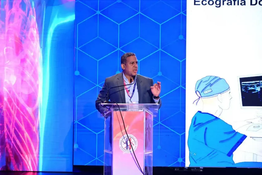 Dr. Luis Faringthon Reyes presenta su Guía de Revisión Rápida para Médicos en Santo Domingo”.