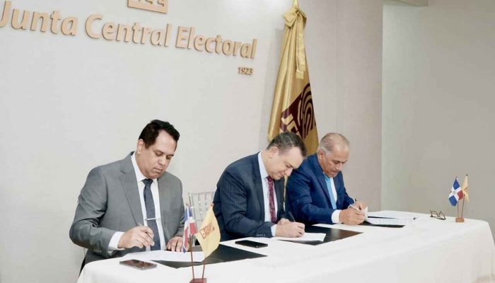 JCE y EMDOC firman contrato para la nueva cédula de alta tecnología