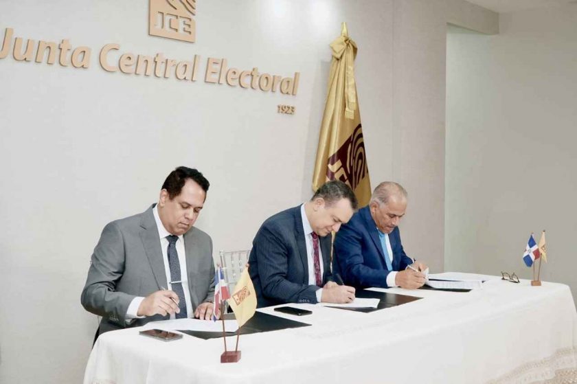 JCE y EMDOC firman contrato para la nueva cédula de alta tecnología