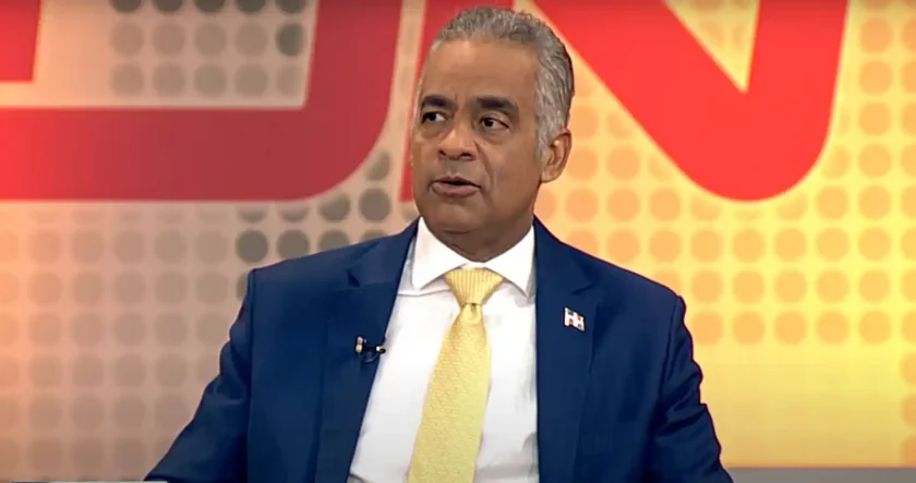 Tierras raras RD: Reservas netas listas en 2026 Hombre en traje con corbata amarilla. Tierras raras RD: Reservas netas listas en 2026