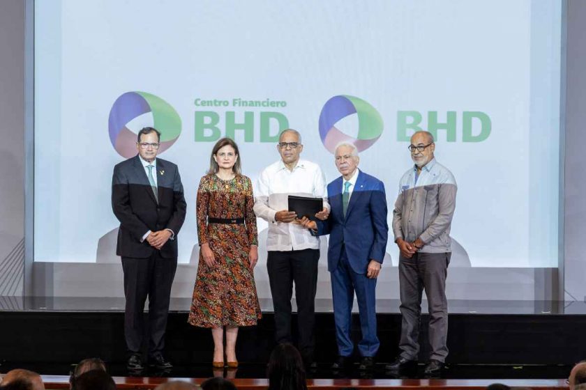 BHD dona RD$100M para preservar el histórico Ateneo de Santiago