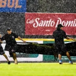empleados cubriendo el terreno de lluvia. sfm