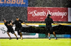 empleados cubriendo el terreno de lluvia. sfm
