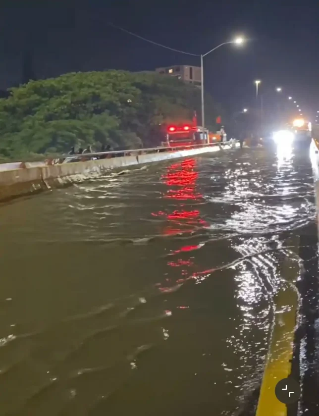 Inundación en el elevado de Santiago evidencia la falta de mantenimiento de la alcaldía Inundación en el elevado de Santiago evidencia la falta de mantenimiento de la alcaldía