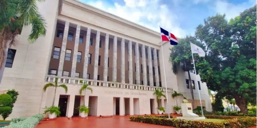 MINERD mantiene suspensión de clases en zonas bajo alerta roja minerd 1