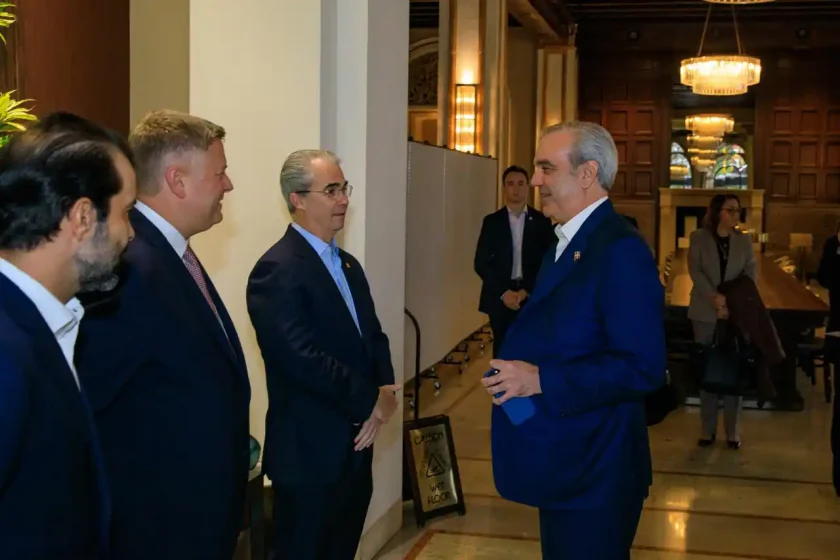 Abinader impulsa alianza estratégica en semiconductores en San José