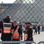 Investigación sobre robo de joyas de Louvre conduce a 5 nuevos arrestos