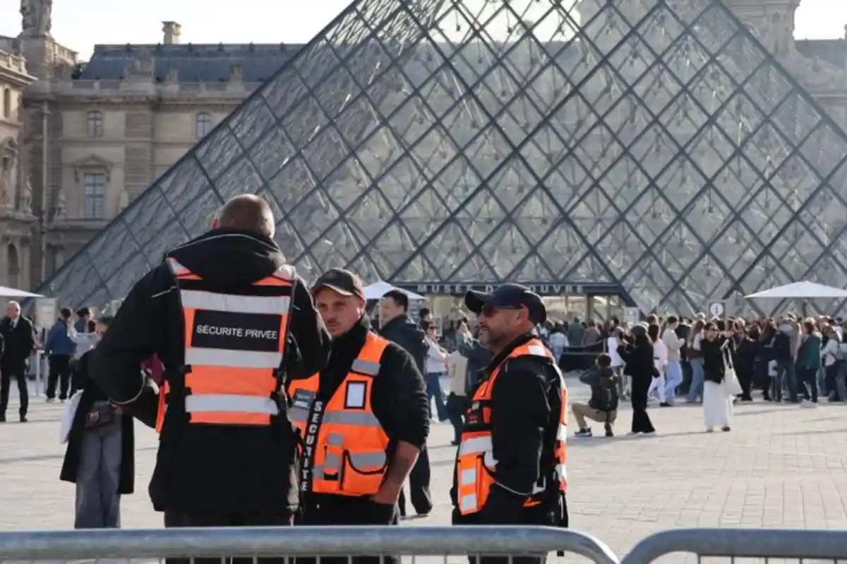 Investigación sobre robo de joyas de Louvre conduce a 5 nuevos arrestos