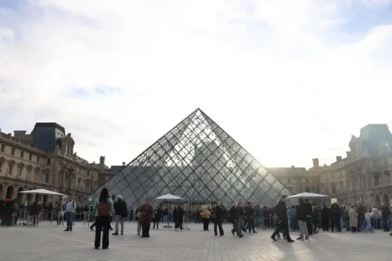 El robo del siglo en el Louvre: así fue el atraco millonario en París El robo del siglo en el Louvre: así fue el atraco millonario en París
