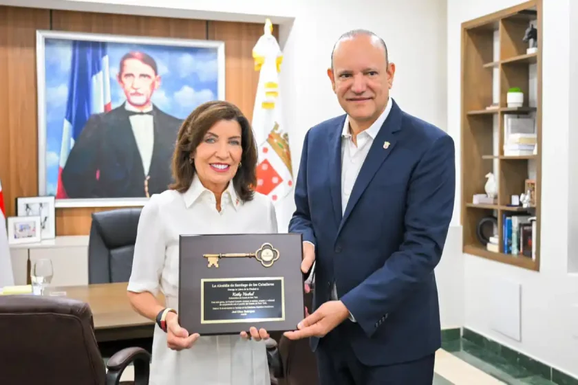 Kathy Hochul recibe la llave de Santiago de los Caballeros
