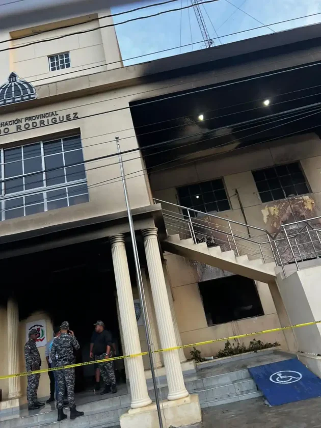 Incendio en cuartel policial de Santiago Rodríguez deja comandante grave
